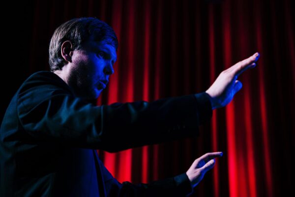 Aukartustäratava tiitlite nimistuga helilooja ja dirigent