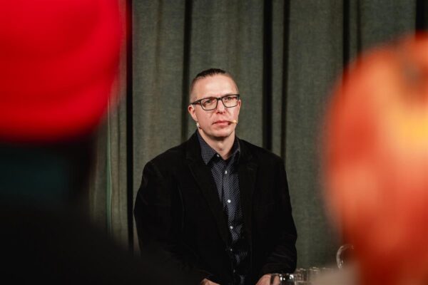 Varjus tunnete väega suure eesti romaanini