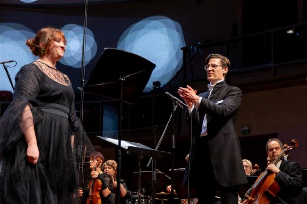 PLO trügib suurele lavale