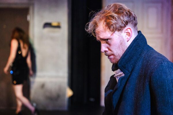 Siuh-s&auml;uh seksikalt tuline show-teater