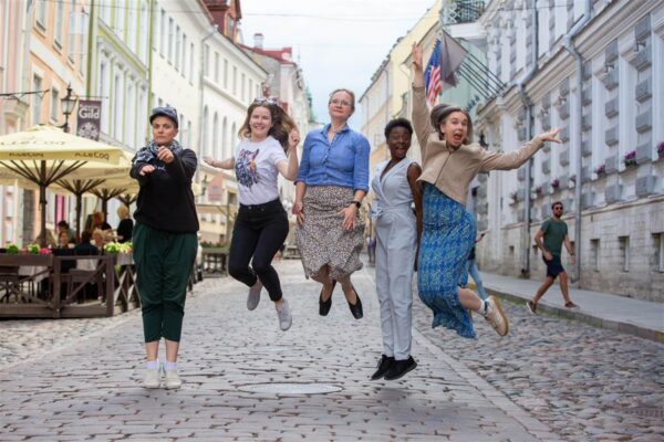 Koos naermise kiituseks