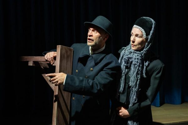 Pidulauas j&auml;&auml;b kaks tooli t&uuml;hjaks