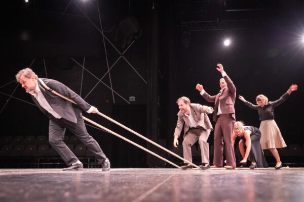 &Uuml;ldinimlikult &uuml;li-imelik &uuml;leilmne lugu