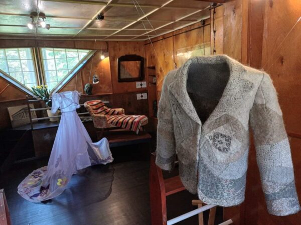 Ants Laikmaa Muuseumis näeb Tuuli Reinsoo tekstiiliinstallatsiooni