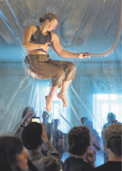 Etenduskunstis l&otilde;hutakse ja kehtestatakse neljandat seina ning kutsutakse m&auml;ngima