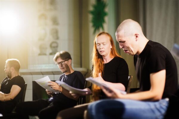 Kolmk&uuml;mmend n&auml;idendit &auml;ratundmishetkede sillal