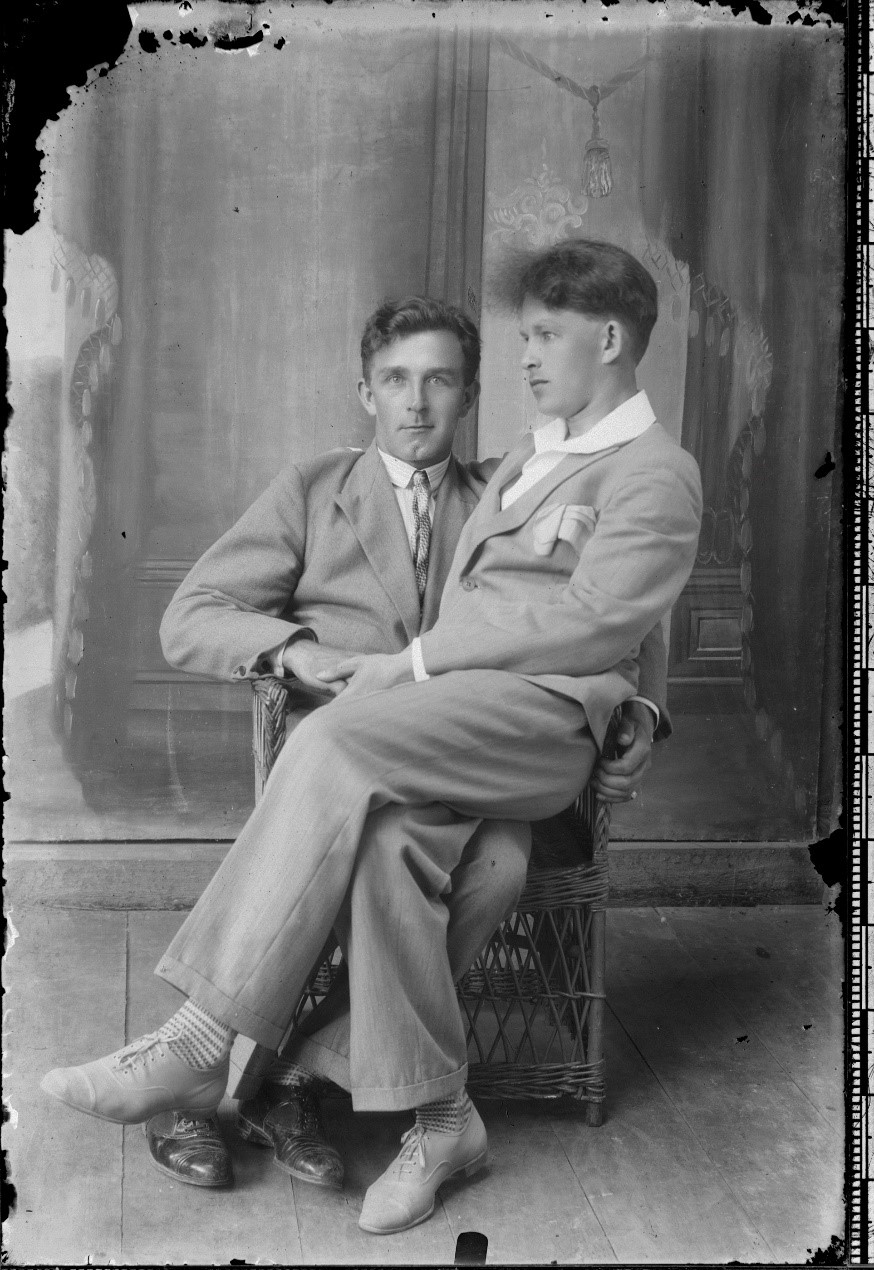 Näituse „Sugu ja lugu“ ajaloolisi fotosid vaatavad sookriitilisel pilgul Mari-Liis Sepper ja kuraator Annika Haas