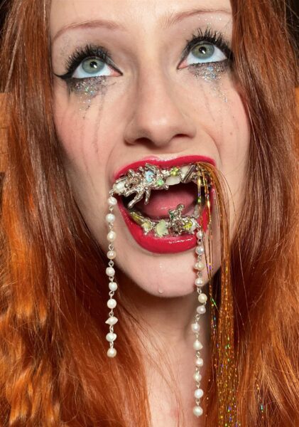 Posthumanistlik am&ouml;&ouml;b mullases peoruumis ehk Disaini sakraal-profaanne h&uuml;perpopipidu