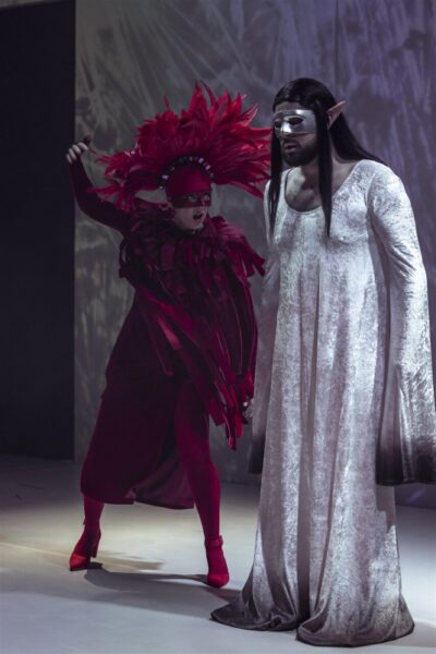 Jumalike ja surelike, ooperi ja draama dialoog