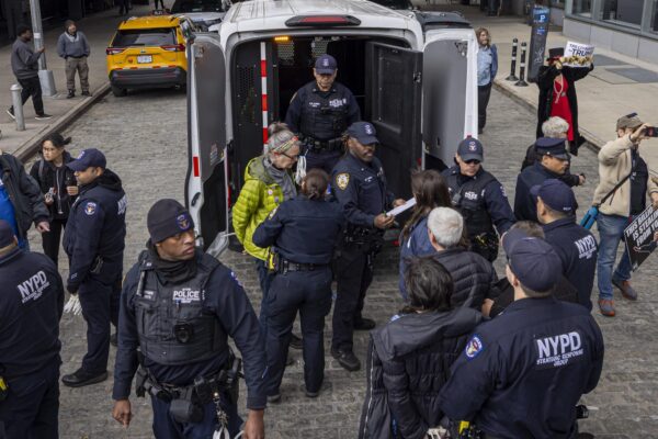 T ja X lahkuvad maalt