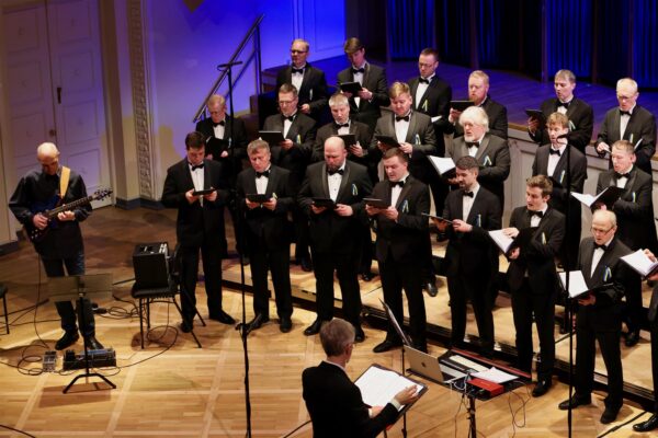 Kõik on kaugel, aga tähendus sügaval seespool