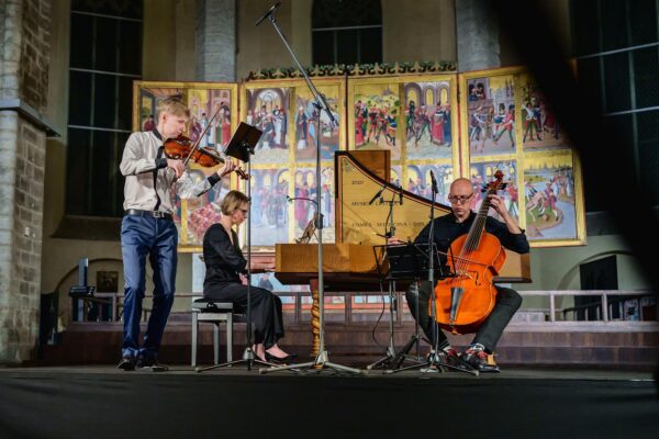 Ööbik ja metal-musketärid Nigulistes