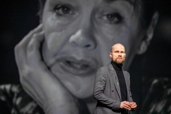 Vaatleja sisemonoloog, taustal kaks &bdquo;Krumi&ldquo; etendust