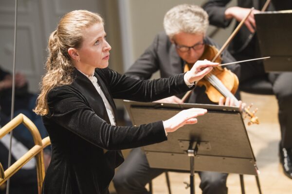 Väikeses saalis suurt pilti vaatamas