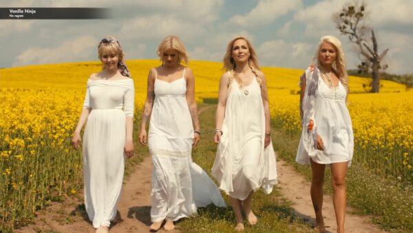 Eesti naised popvideotes. Miks nad paljajalu p&otilde;llul seisavad?