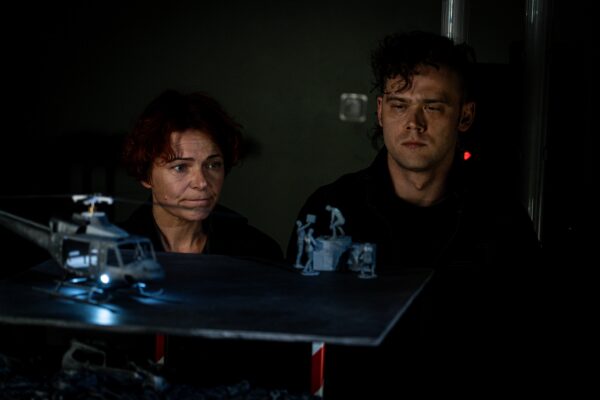 Miniatuurid m&auml;ngivad s&otilde;ja&otilde;udused teatrilaval suureks