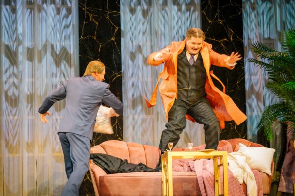 Nahkhiir, kes lendab eralennukiga