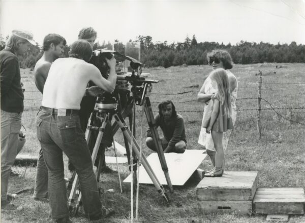 N&otilde;ukogude naine filmikaameraga