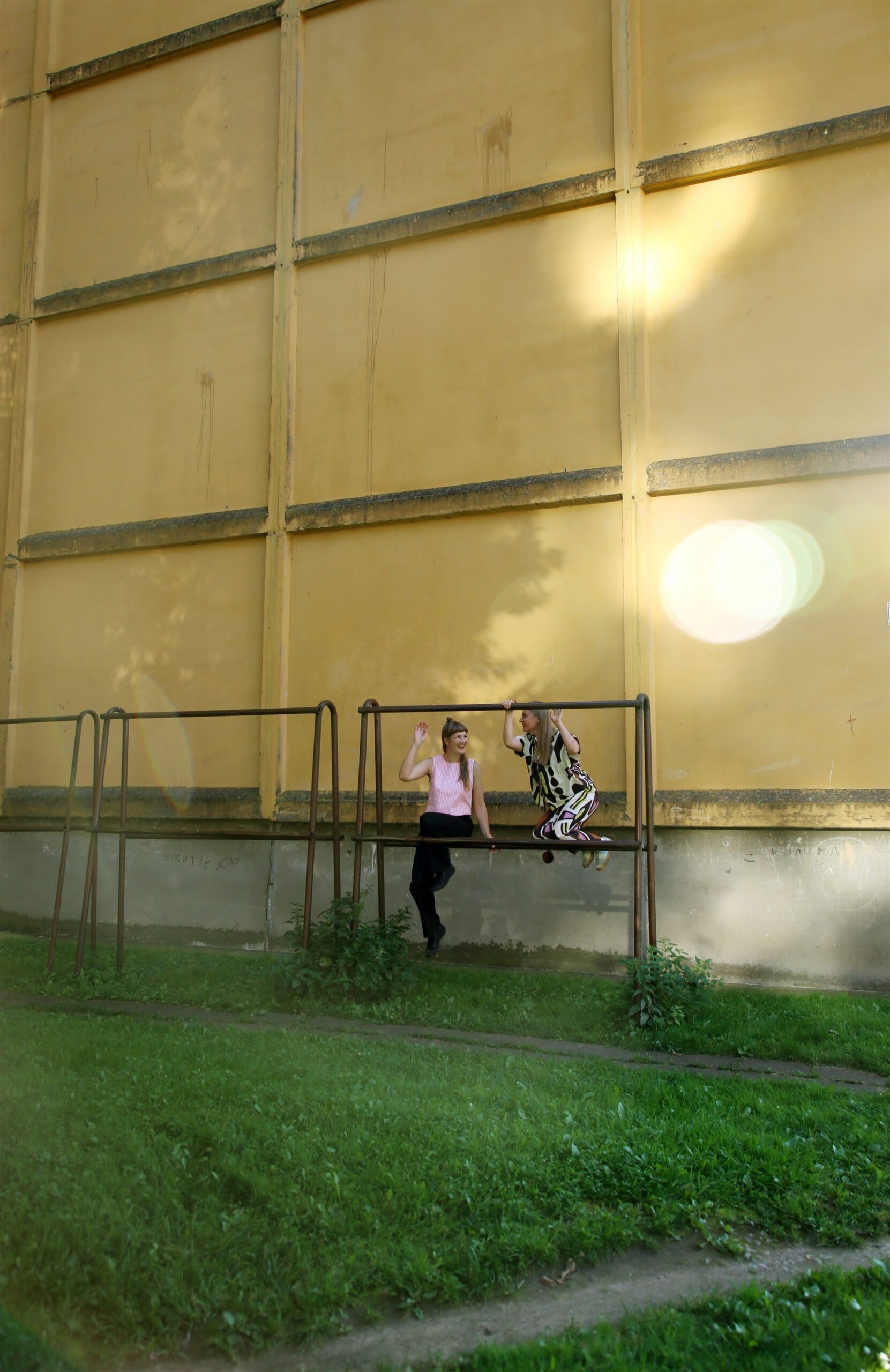 Pealelend – Marie Valgre ja Kadri Lind – linnafestivali „Uit“ korraldajad ja kuraatorid 