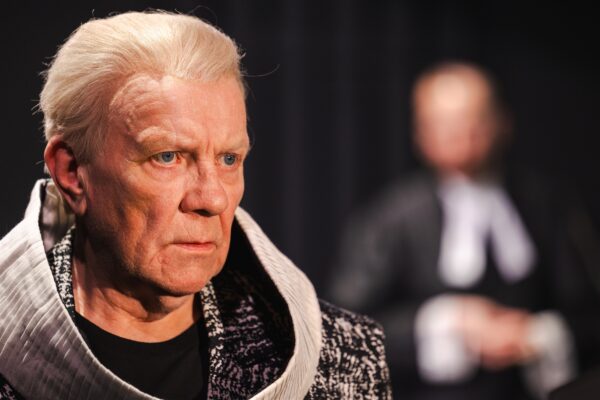 Trag&ouml;&ouml;dia asemel &uuml;he armastuse lugu