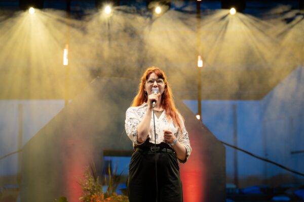 Plekitu luule igavene tähesära lavadel – ja nende taga hämaras