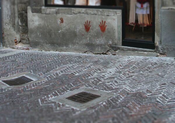 Ära karda, võõras, astu sisse