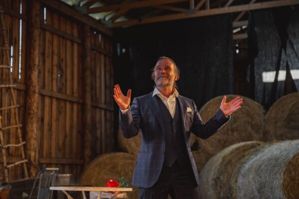 Hirmu l&otilde;hn ja raha maitse l&auml;bikostvate ustega maakodus