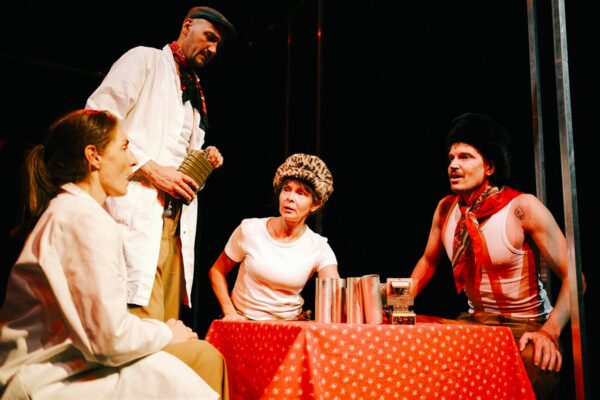 Sisekliimat m&otilde;&otilde;tes. Kaks dokumentaal&shy;lavastust Ukrainast ja Narvast