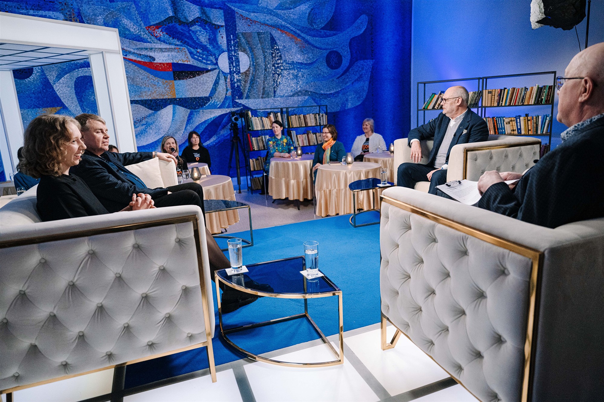 Raamatuklubist pehmele stuudiodiivanile