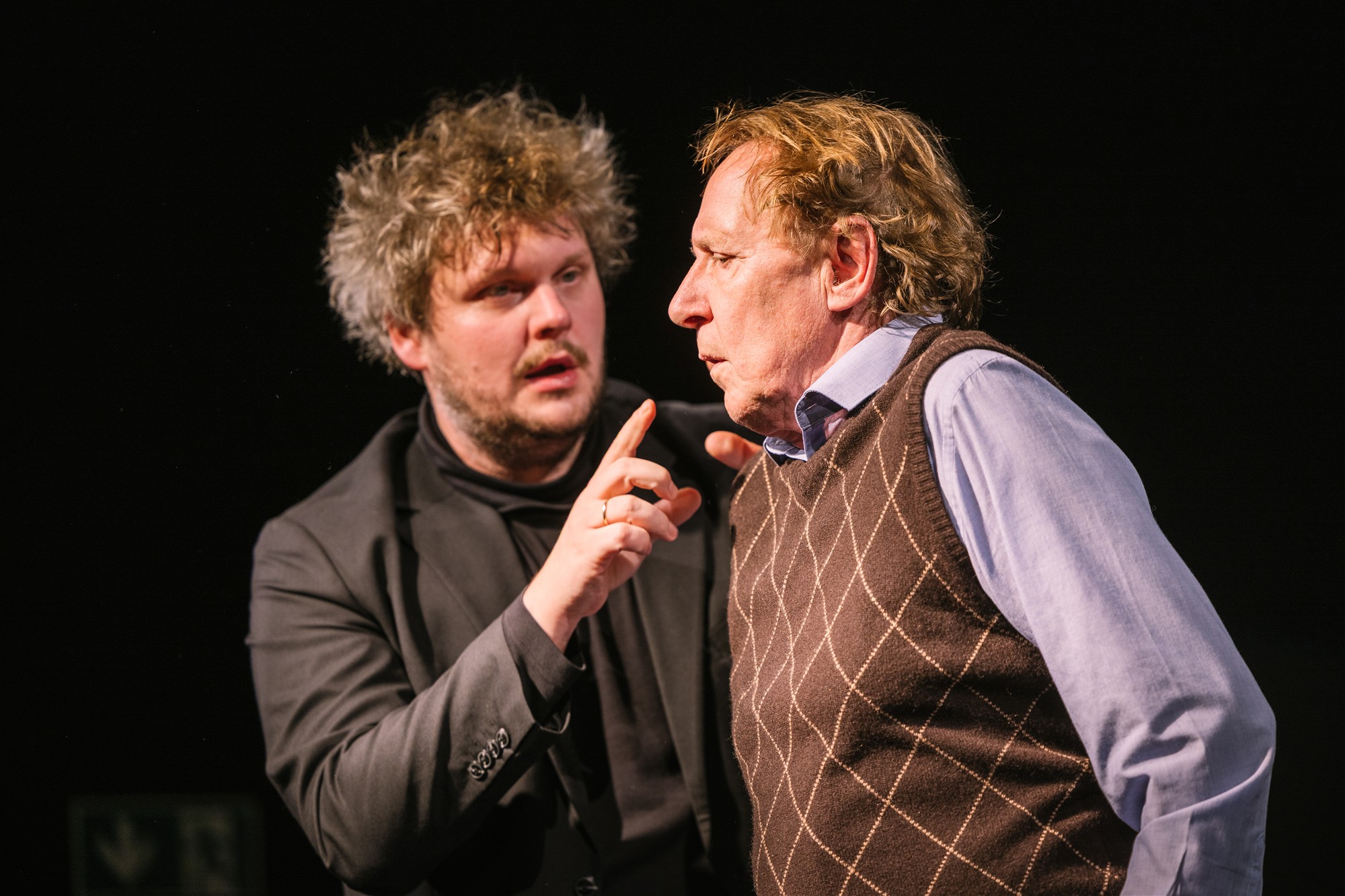 Sõnateatri avamine, tammepuust langeva käbiga