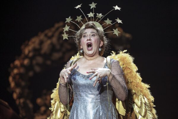 P&auml;ikesekuninganna unistuste aaria kullavihma hiilguses