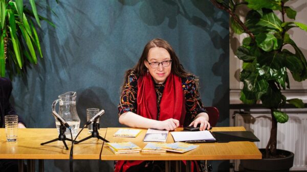 Üks tüdruk käis mängimas mändide all