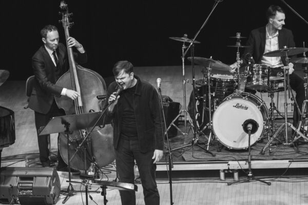 Vaiko Epliku lauludest ja muust pea kahek&uuml;mnest suust*