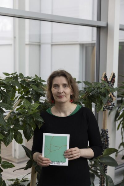 Gustav Suitsu nimelise luulepreemia pälvis Carolina Pihelgas luulekoguga „Ikka veel“