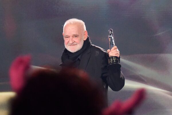 Kuidas hakkama saada Béla Tarrist maha jäänud maailma(de)ga?