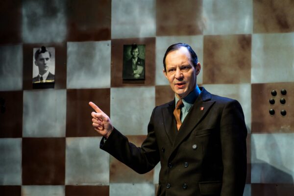 Naivistlik tragifarss halli lipu all